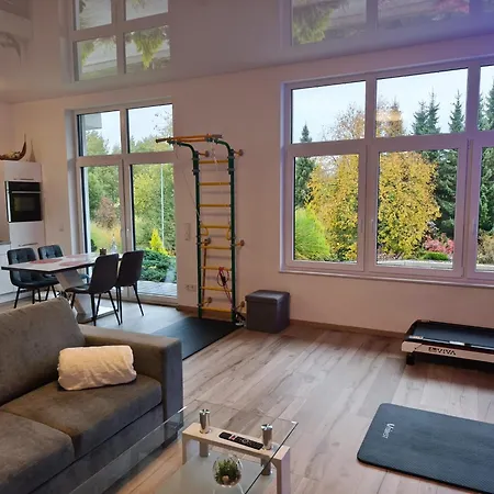 Moderne In Ruhiger Lage Mit Fitnessgeraete Fuer Ihr Workout Zu Hause *