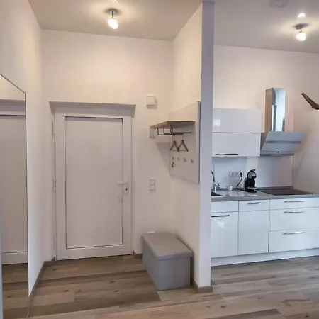 Moderne In Ruhiger Lage Mit Fitnessgeraete Fuer Ihr Workout Zu Hause